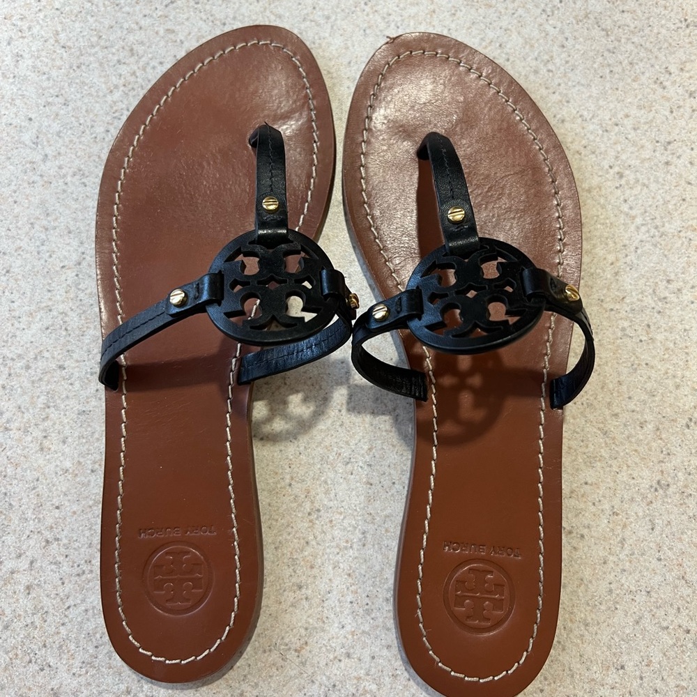 Brown sandals with black straps Tory Burch sandals. - Picture 2 of 3